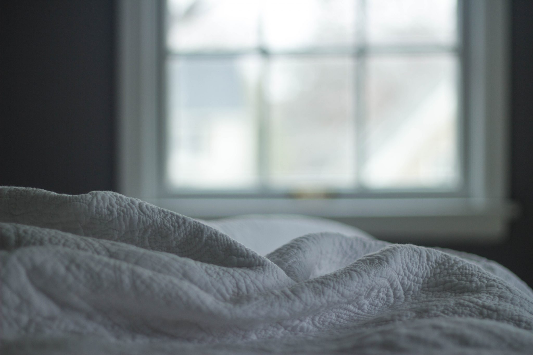 Comfortabel twijfelaar bed in een kleine slaapkamer, ideaal als oplossing tussen een eenpersoonsbed en tweepersoonsbed