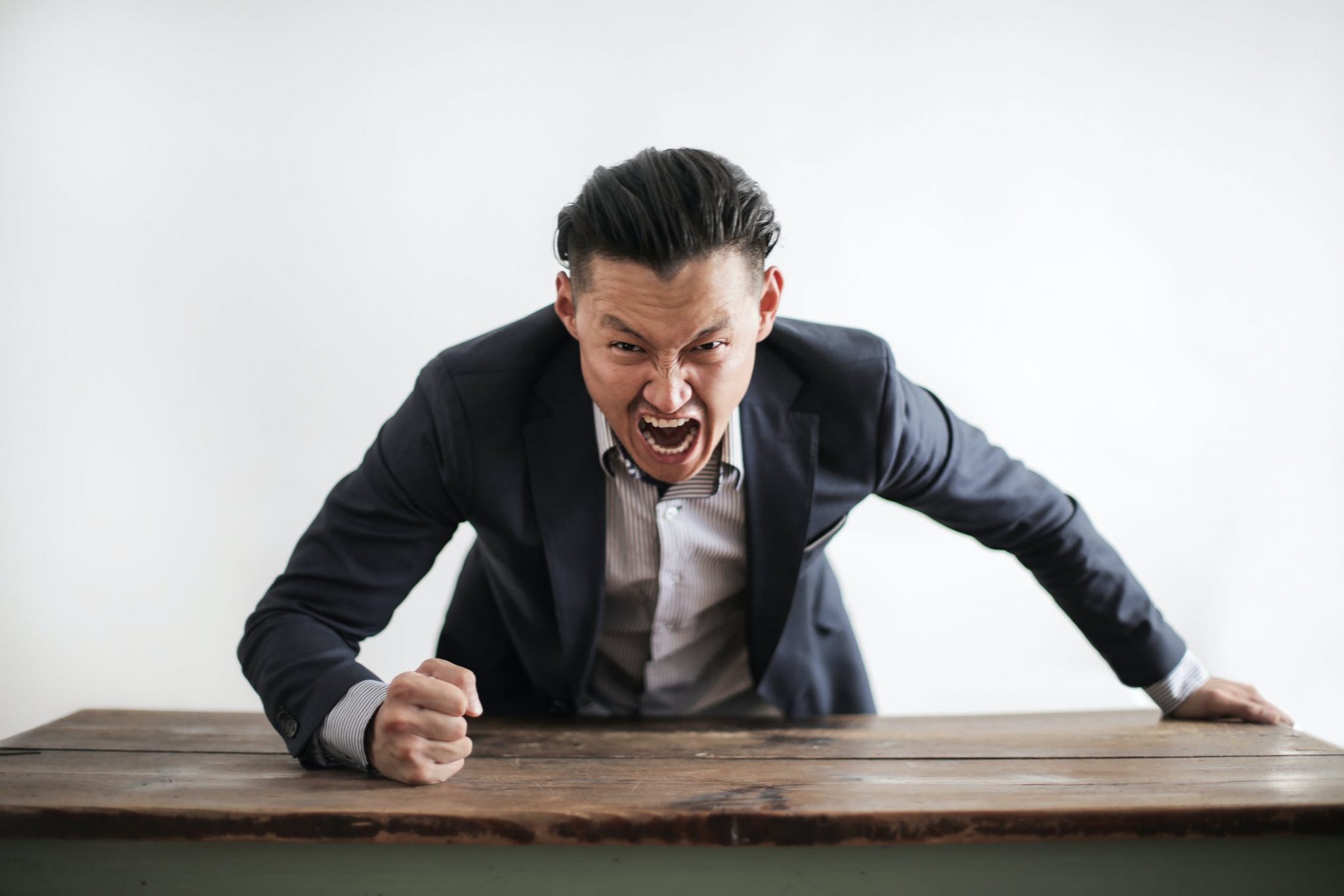 Twee professionals in gesprek over hulp van een arbeidsmediator bij werkplekconflicten