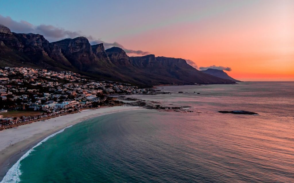 Panoramisch uitzicht over Kaapstad met het mooiste aan Zuid-Afrika, inclusief Tafelberg en oceaan