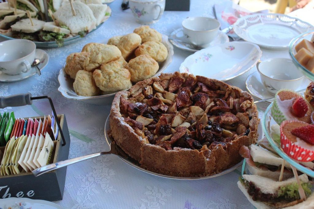 Zelfgemaakte scones - de lekkerste taarten bak je zelf met kinderen door samen te bakken en decoreren