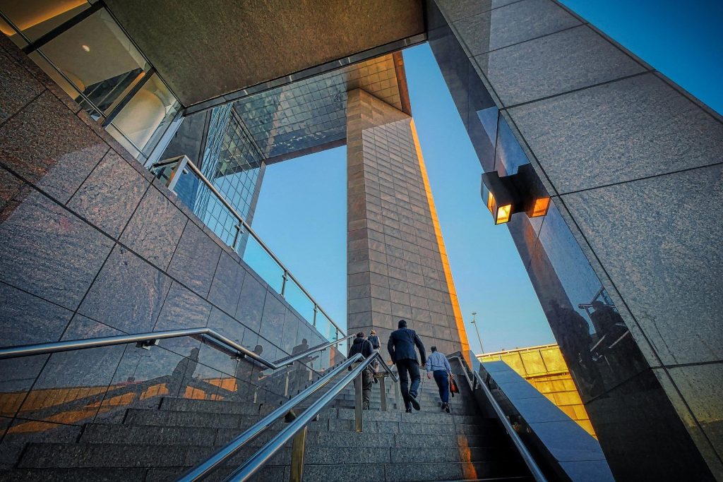 Trap met voetafdrukken symboliseert stappen naar het vinden van een stage in de marketing