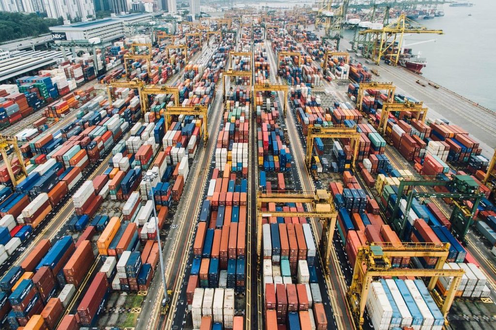 Voordelig goederen importeren via gedeelde zeecontainers - haven Rotterdam