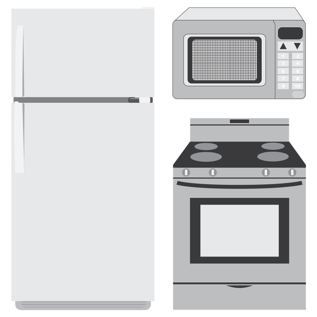 Moderne koelvriescombinatie in stijlvolle keuken met open deur die de ruimte en opbergruimte aantoont