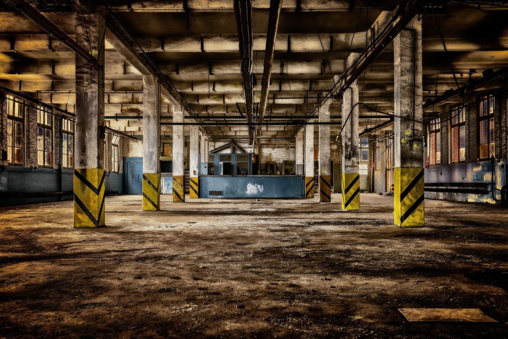 Kanteltafel als heftruck-voorzetstuk voor het draaien van bouw-elementen in de prefab-industrie
