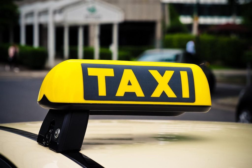 Visuele samenvatting van 5 tips voor de drukke zakenman op reis: taxi, paklijst, koffer, online inchecken en boardingpass
