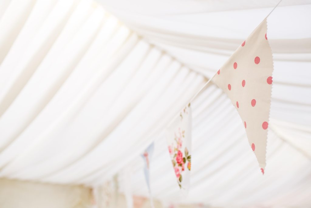 Luxe feesttent huren voor bruiloft - elegant gekleurde tentopstelling voor buitenevents