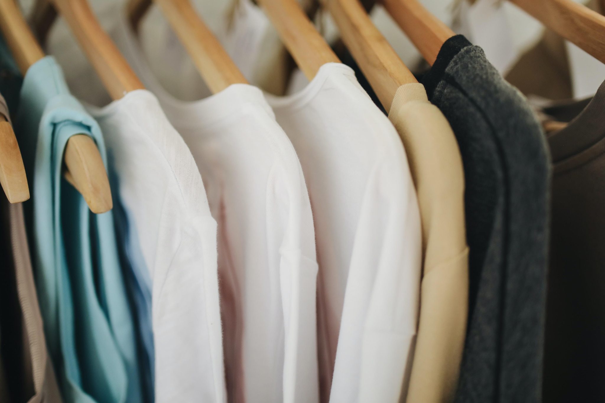Vrouw met kleding bij een kleding shop zoeken en online bestellen