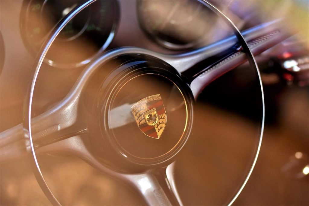 High-end audiosysteem installatie in een Porsche met geavanceerde luidspreker technologie en versterker voor optimale geluids