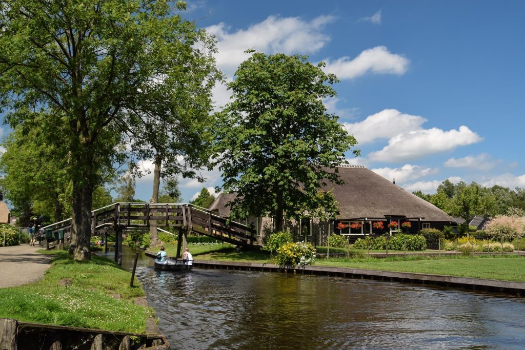 Familie geniet van een bootje huren tijdens een familie uitje naar Giethoorn over het water