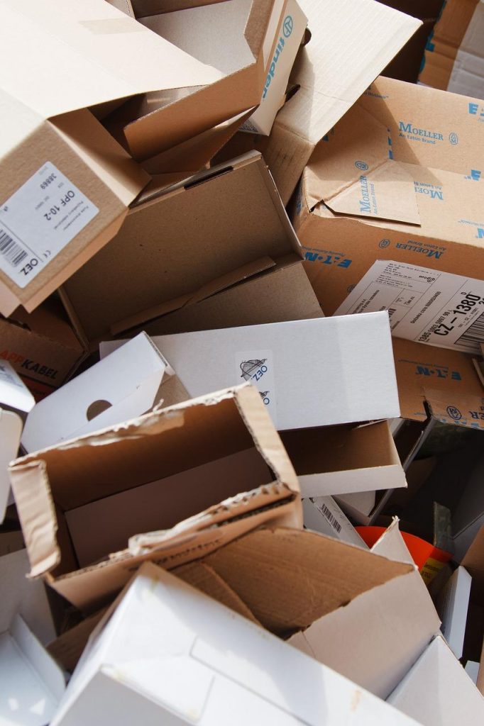 Vier praktische verhuistips met stappen voor efficiënt inpakken en organiseren van een verhuizing