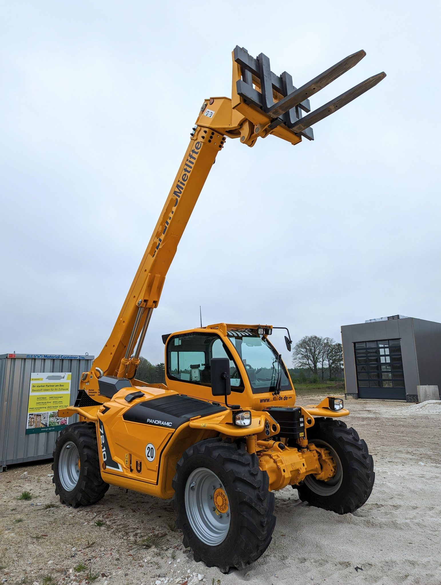 Graafmachine in werking op bouwplaats, demonstreert de rol van bouwmachines in moderne constructie