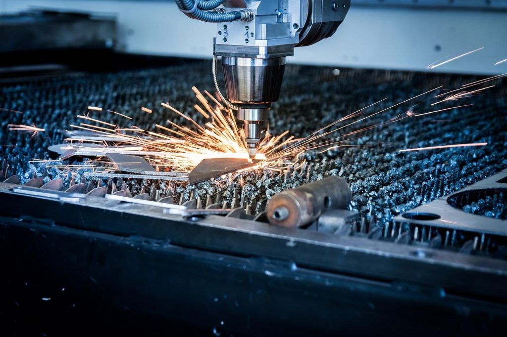 Lasersnijden van metaal proces met krachtige laserstraal die metalen materialen met precisie snijdt