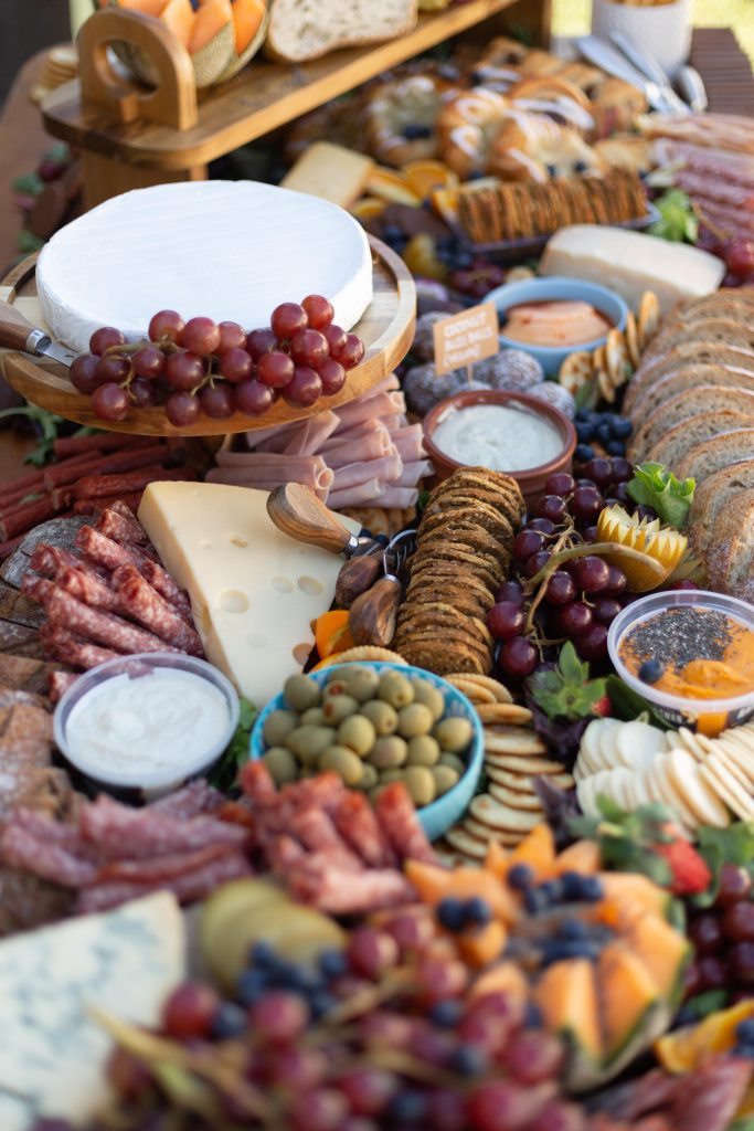 Assortiment borrelhapjes en snacks voor een bedrijfsfeest in Amsterdam, inclusief elegante canapés en hartige hapjes van The