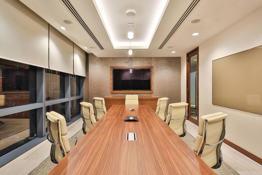 Ahrend bureau elektrisch met hoogteverstelling in moderne kantooromgeving, ergonomisch ontwerp voor zittend en staand werken