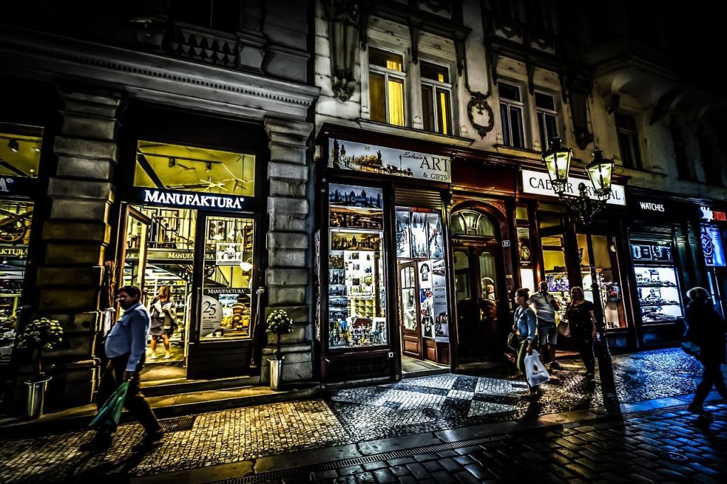 Avondwinkel in Rotterdam met goed verlichte ingang waar je 's avonds spullen kunt kopen