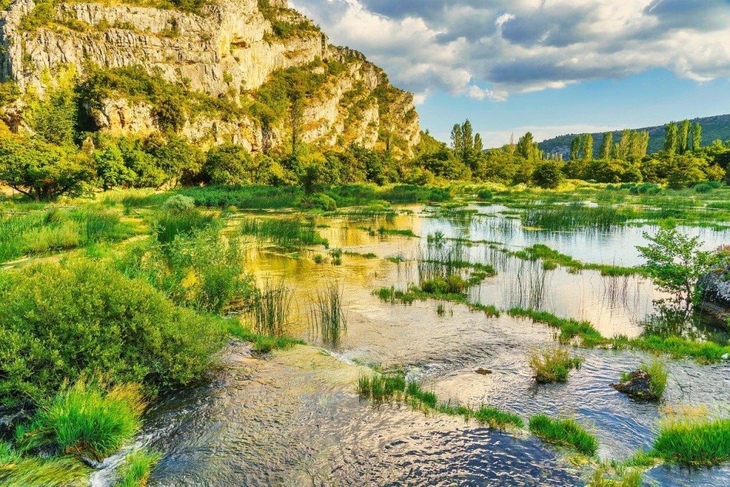 Luxe glamping tent in Kroatië omgeven door groen bos en uitzicht op prachtige landschappen