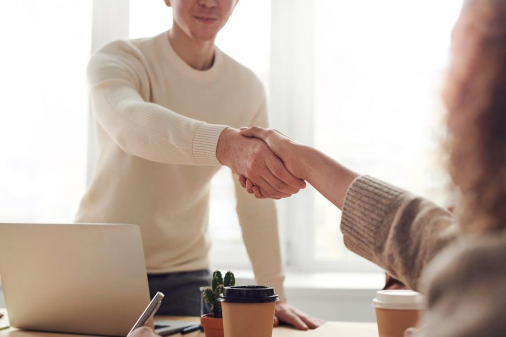 Twee personen voeren een gesprek tijdens arbeidsmediation op kantoor