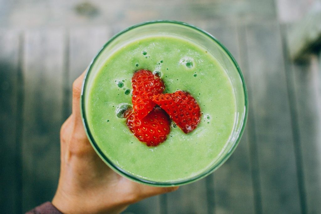 Green poeder supplement gemengd in water - populaire wellness trend met spirulina en groentepoeders