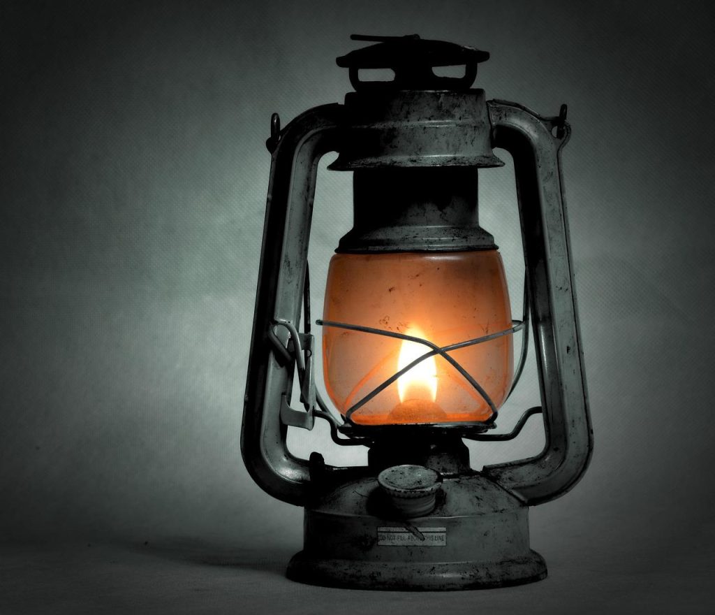 Moderne verlichte woonkamer met stijlvolle duurzame lampen bij Lampenwinkel in Emmen