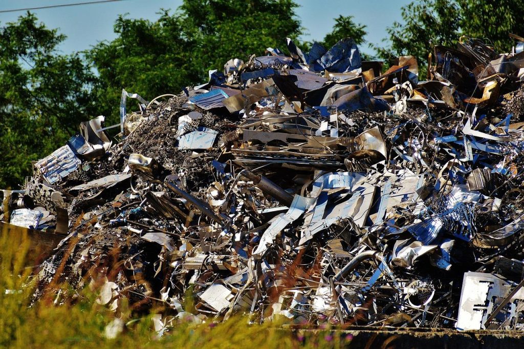Oud ijzer en metaalschroot klaar voor recycling in Leiden, inclusief diverse soorten metalen