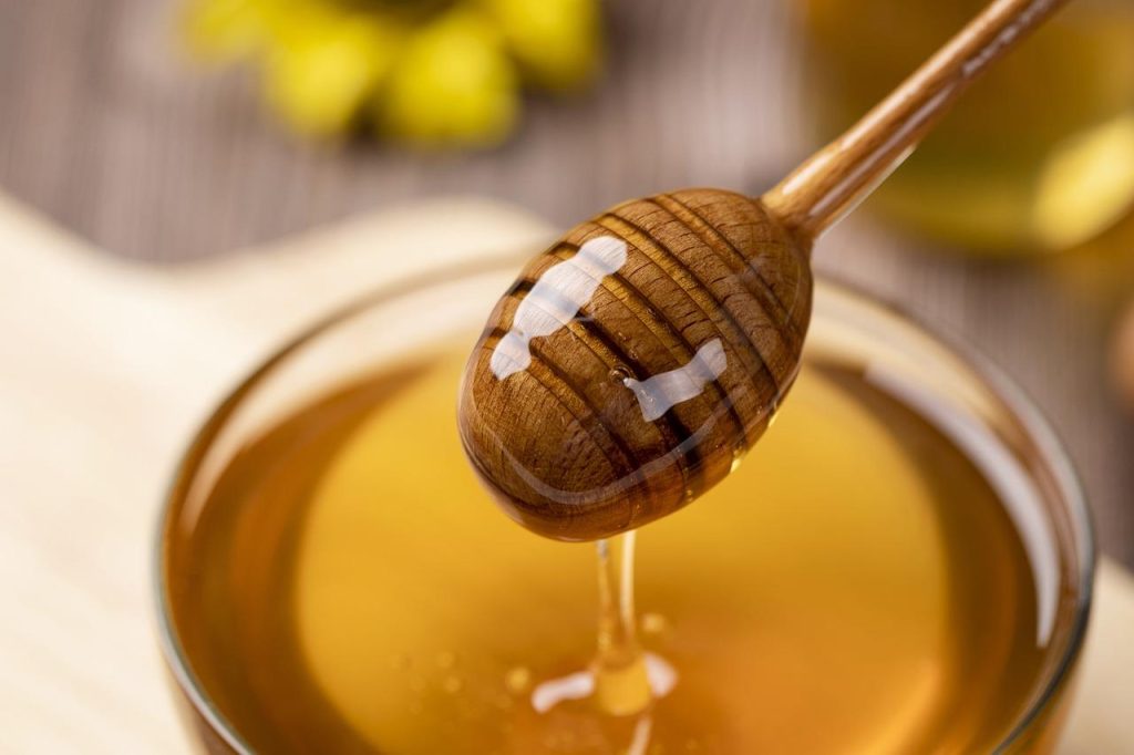Culinaire toepassingen honing: glazuur voor vlees, dressing, kaasplankje en internationale gerechten zoals baklava en teriyak