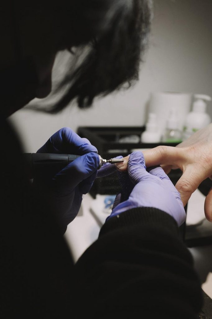 Professionele nagelstyliste in Almelo voert nagelverzorging uit met aandacht voor detail en klantenservice