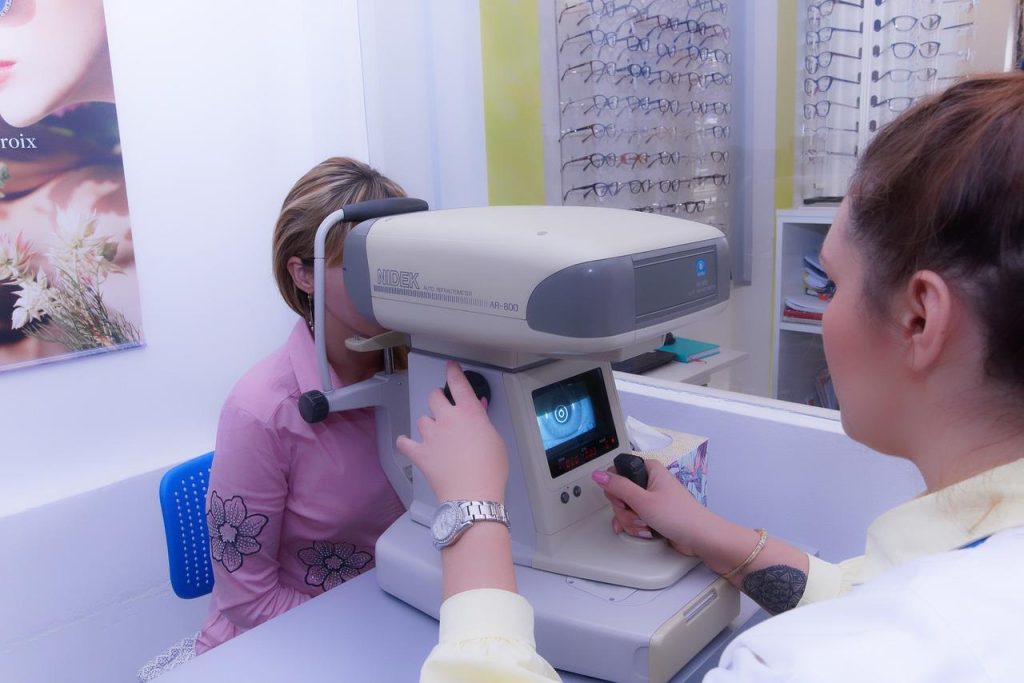 Opticien in Houten met moderne technologie voor oogonderzoeken en trendy brillenmonturen