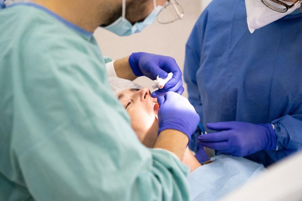 Orthodontist in Drachten toont moderne behandelingen voor rechtere tanden en een stralende glimlach