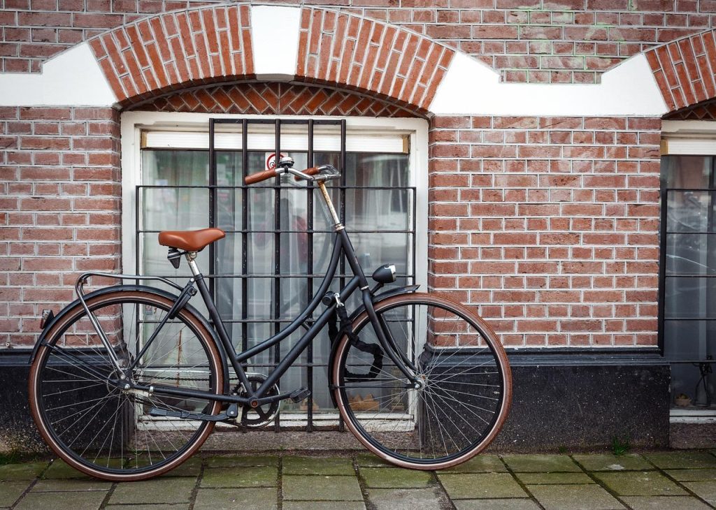 Fietsenstalling in Hilversum met beveiligde parkeerplaatsen en moderne faciliteiten voor veilig fietsen parkeren