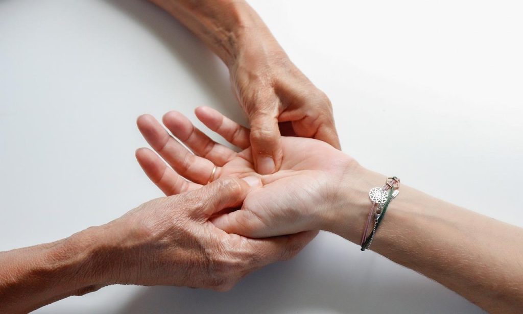 Therapeut voert professionele massage uit in Hengelose salon, ontspanningskamer met rustgevende sfeer