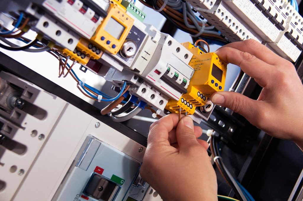 Illustratie over efficiënt energiebeheer met kWh-meter en installatieautomaat voor woningen en bedrijven