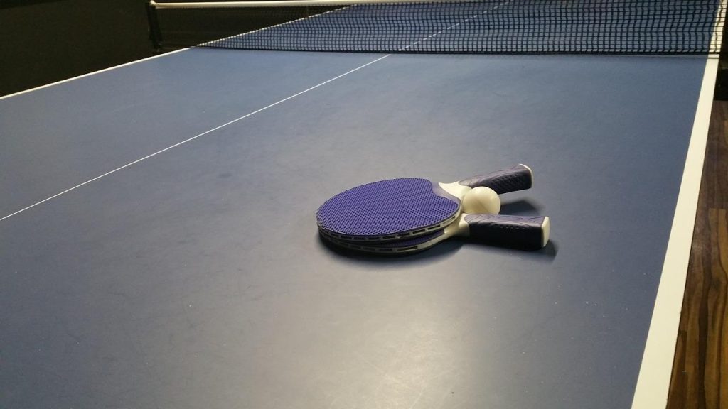 Een moderne tafeltennistafel geschikt voor gebruik thuis of op kantoor