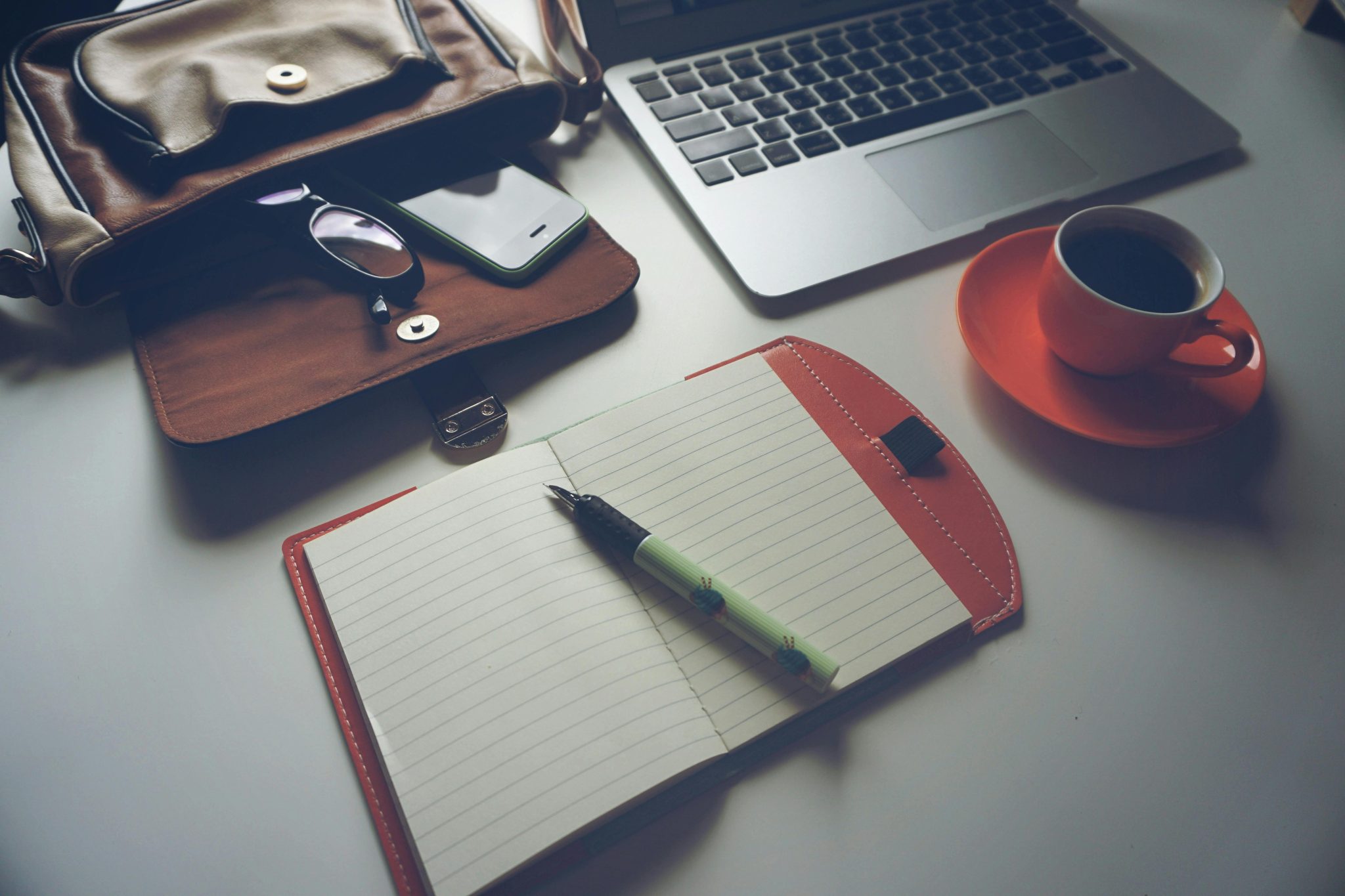 Ondernemer met rust en overzicht in administratie achter bureau met documenten en financiële gegevens